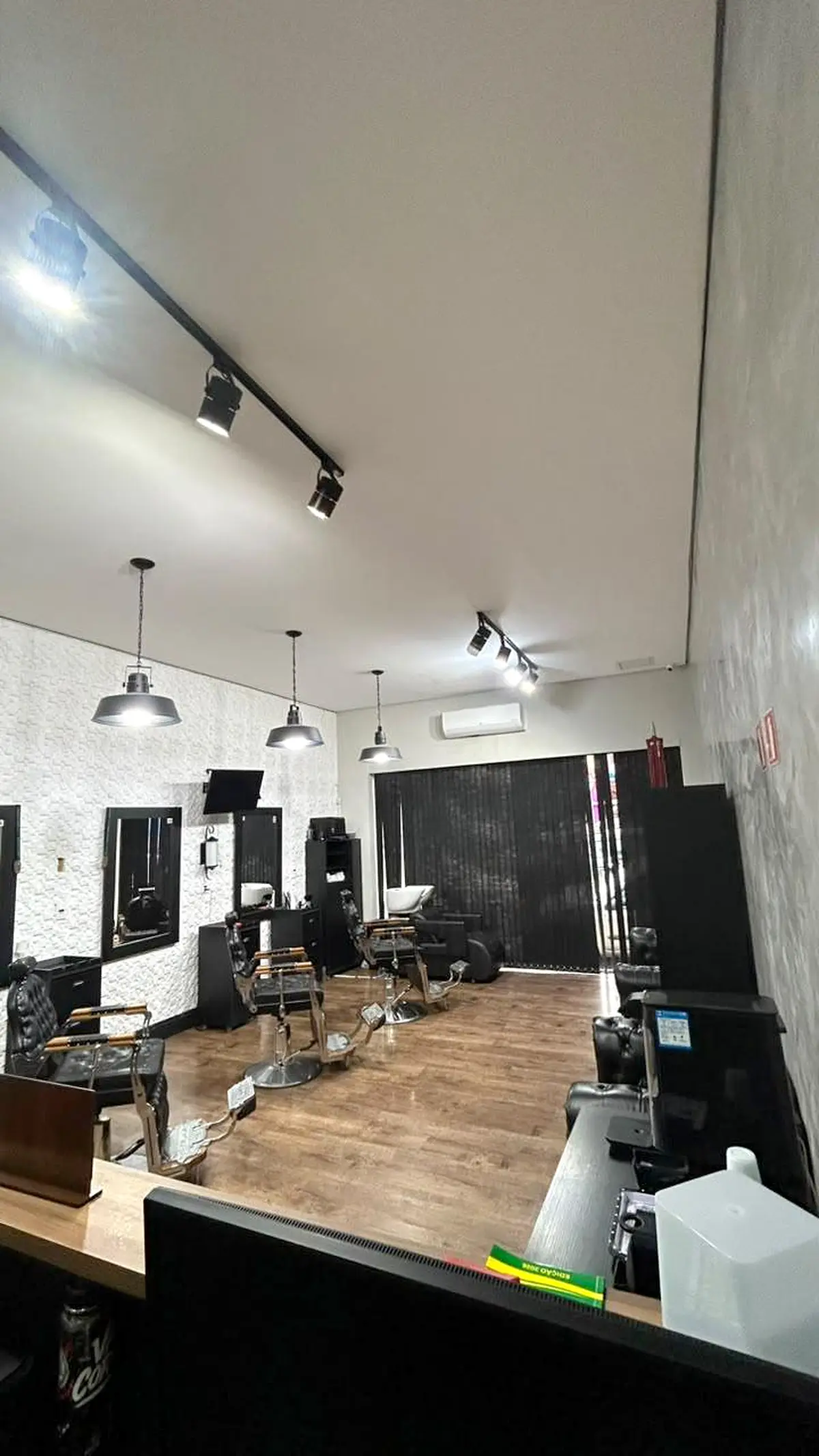 Visão ampla do salão da barbearia Lupin