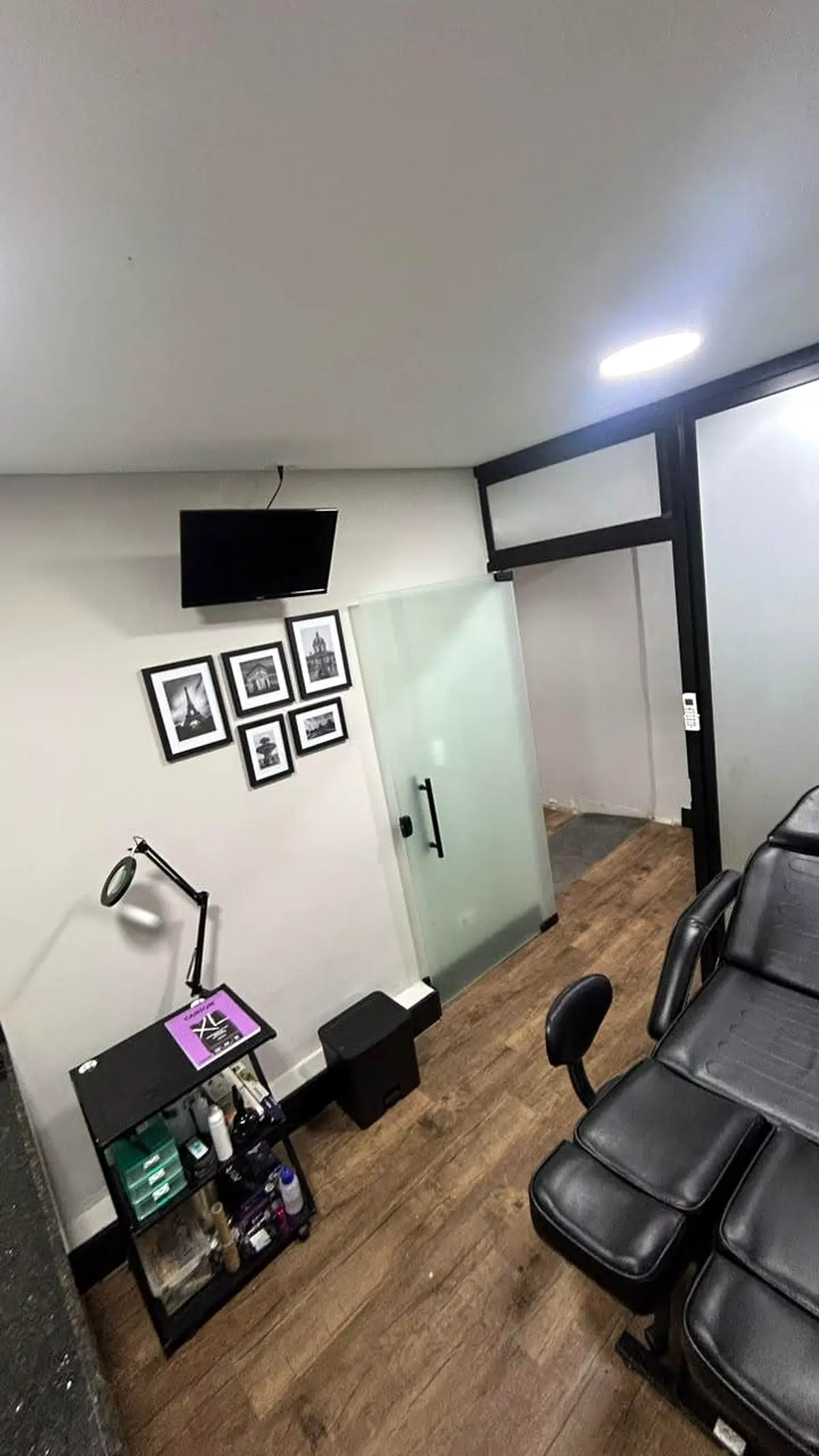 Sala de estética com bancada e cadeira de atendimento