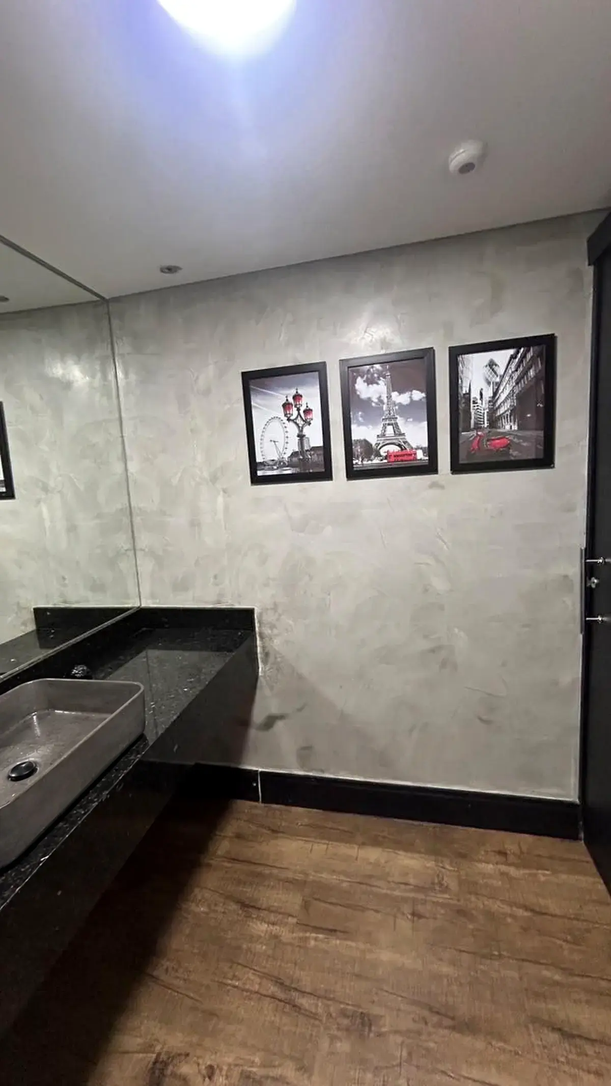 Detalhe do lavabo com espelho, bancada e cuba